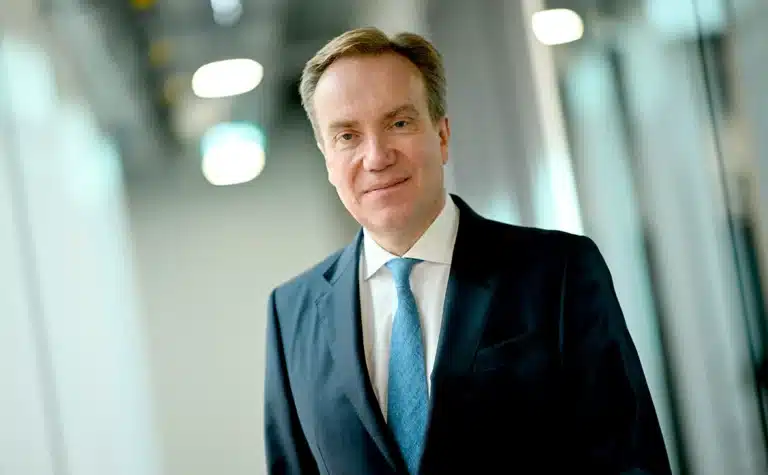 Глава ВЭФ подал в отставку на фоне упоминания в файлах Эпштейна