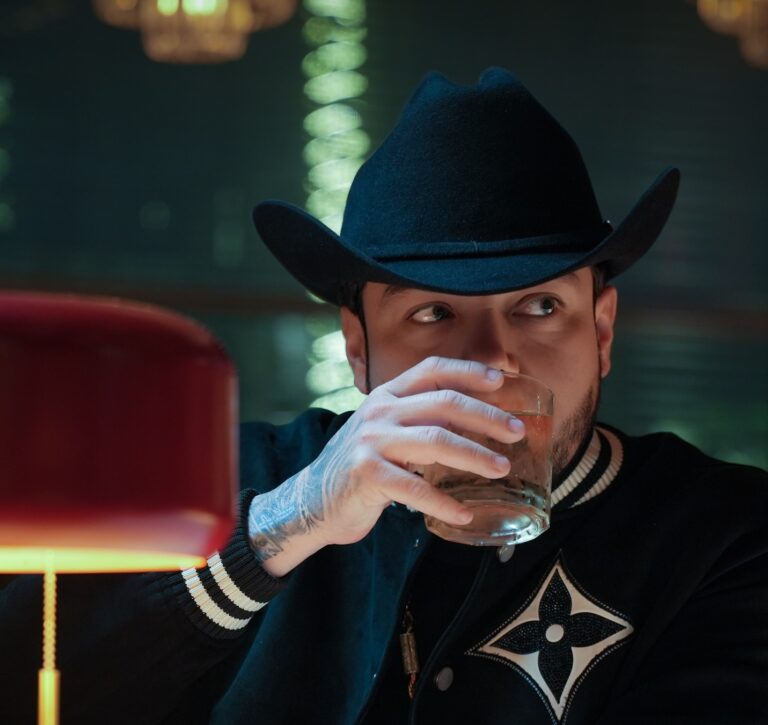 Чувственный клип Ленина набирает популярность на YouTube