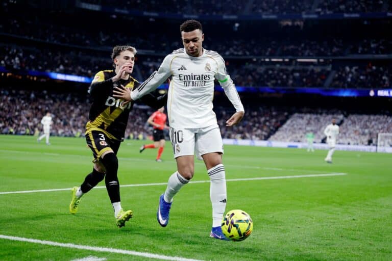 «Бернабеу» взорвался в концовке: Мбаппе принес Реалу победу над Райо Вальекано с пенальти