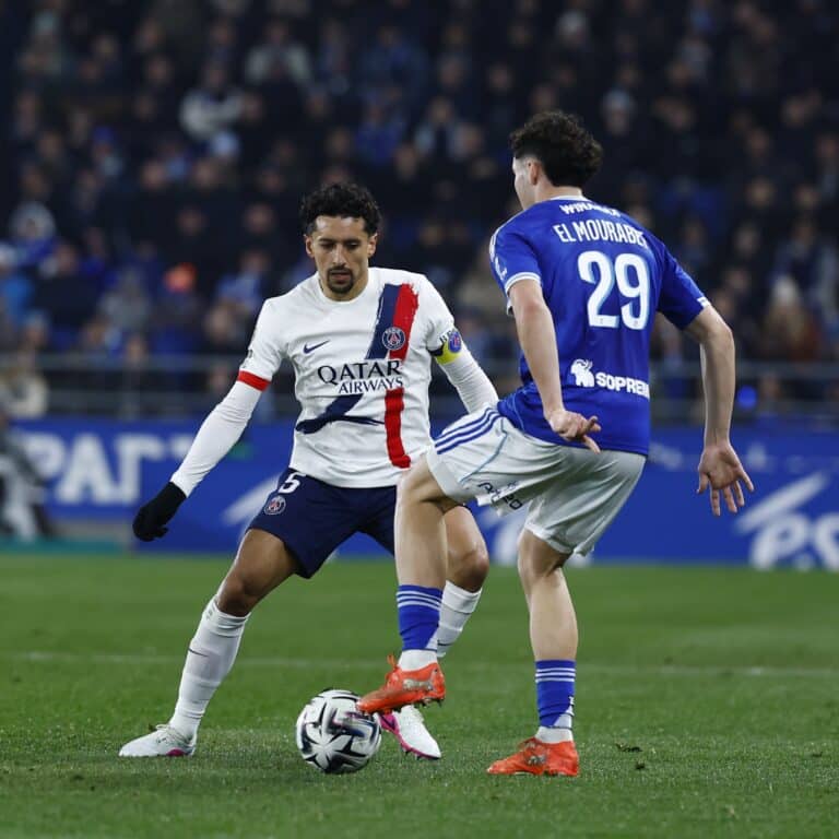 ПСЖ вырвал победу в Страсбурге: гол Мендеша и удаление Хакими