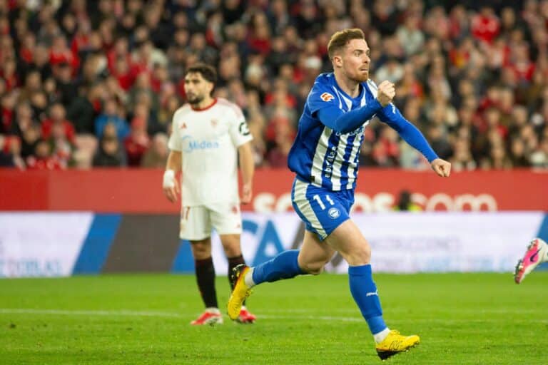 Севилья удержала ничью вдевятером против Алавеса