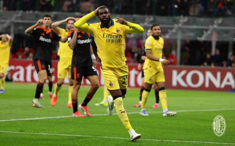 Милан ушел от поражения с Комо, гол Леау и удаление Аллегри на «Сан-Сиро»