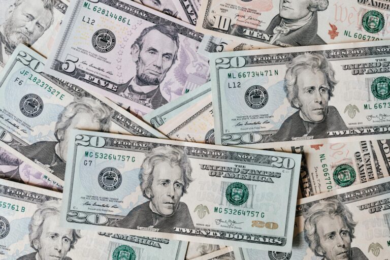 Курс доллара сегодня, 27 февраля 2026 года — 12 136 сумов