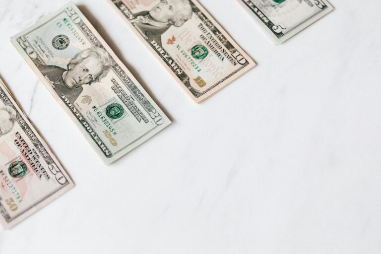 Доллар США подешевел до 12 136,57 сума на 27 февраля