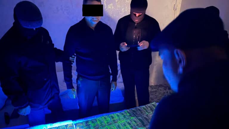 В Бухаре задержали мошенника, обещавшего золотой прииск за $600 тыс.