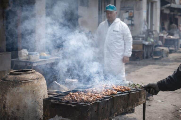 Не дымить: в Ташкенте начали проверять кафе с тандырами и мангалами