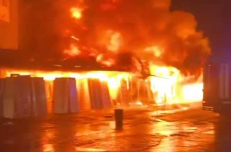 Пожар произошел на строительном рынке в Учтепинском районе Ташкента