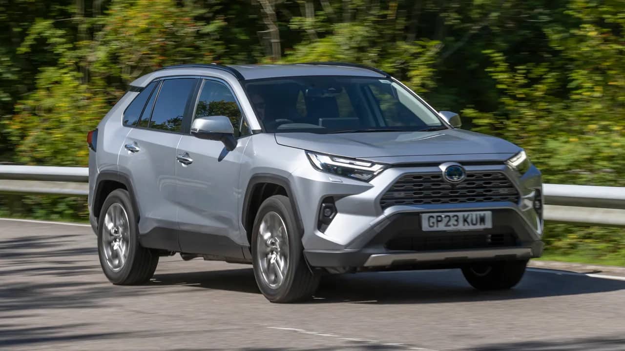 Toyota 2026-yilgi RAV4 modelining quvvatlanadigan gibrid versiyasini Yaponiyada rasman namoyish qildi.