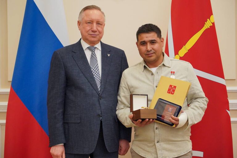 Губернатор Петербурга наградил Хайрулло Ибадуллаева за спасение ребенка