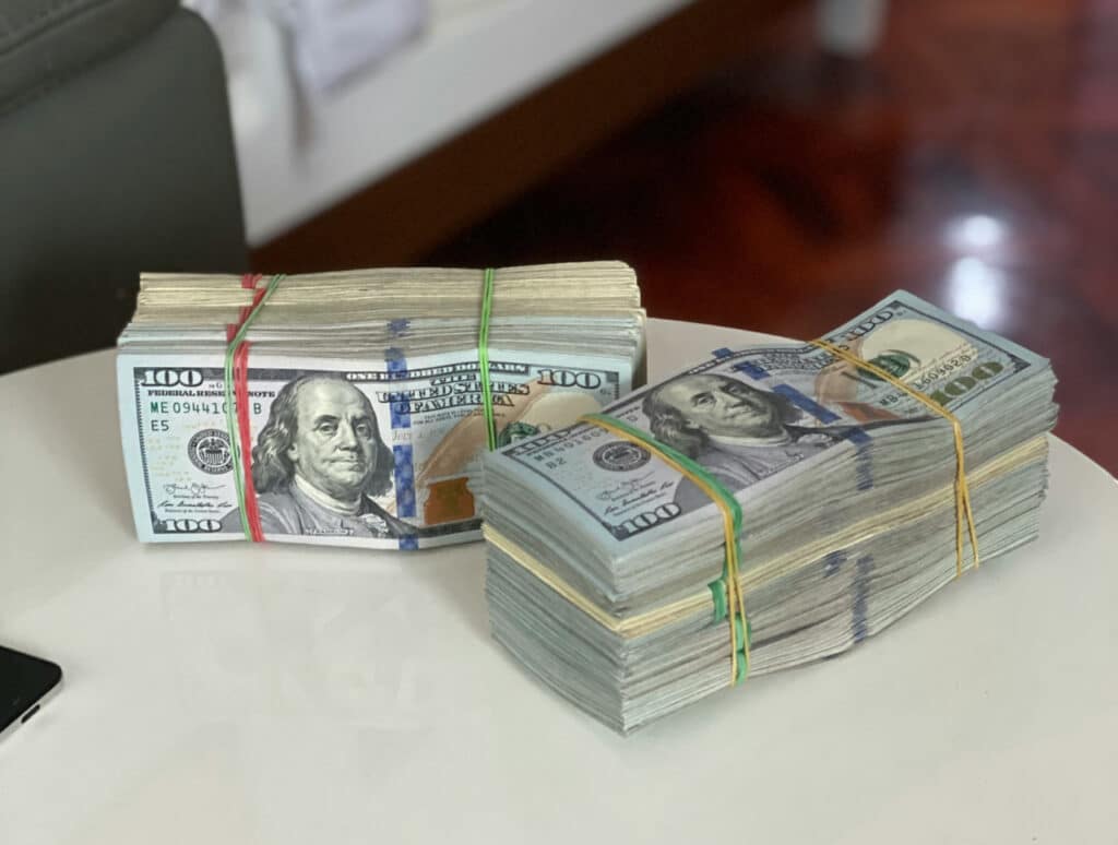 Toshkentda 48,6 ming dollarni sotayotgan shaxs ushlandi