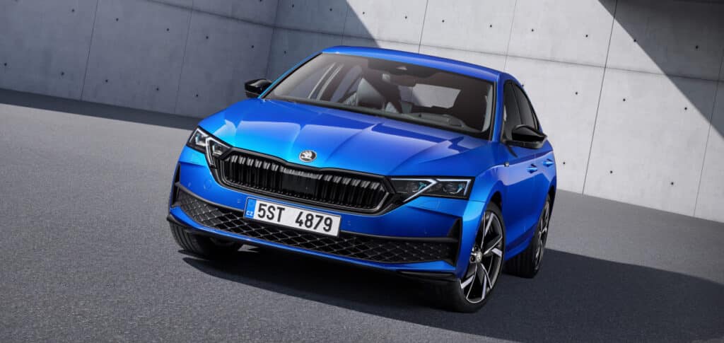 Skoda Octavia 4x4 2026 синий седан полный привод вид спереди