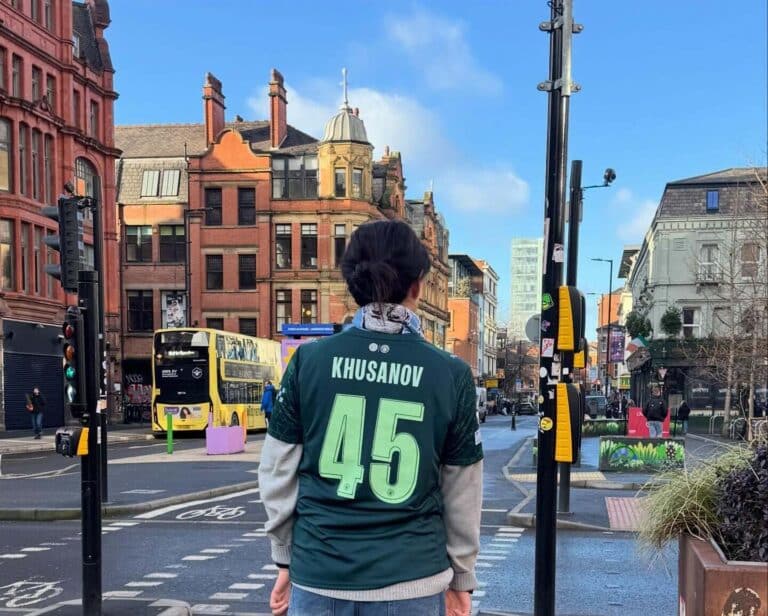 Корейская бьюти-блогер поздравила Хусанова с днем рождения и надела его футболку