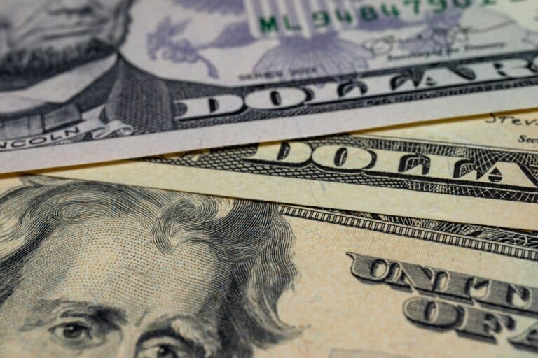 Доллар США упал до 12 175 сумов на 6 марта