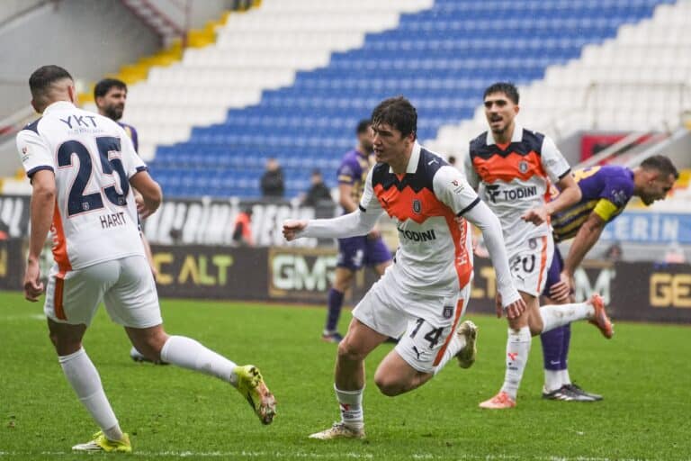 Башакшехир вел после камбэка, но уступил Трабзонспору  — Шомуродов и Файзуллаев сыграли