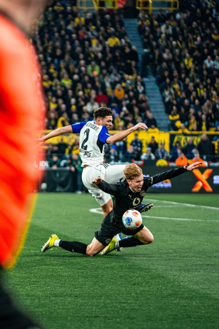 Боруссия перевернула матч с Гамбургом после 0:2 и вырвала победу