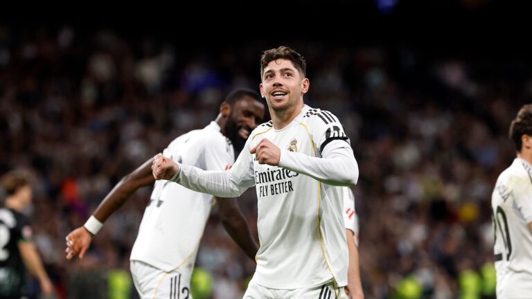 Гол со своей половины: Реал разгромил Эльче в Мадриде