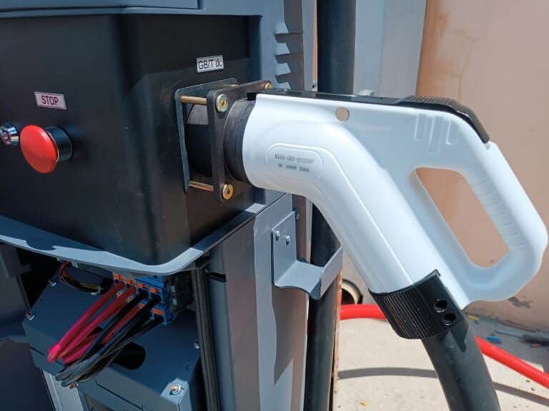 В Ташкенте владельцам «серых» электрозаправок напомнили о  легализации