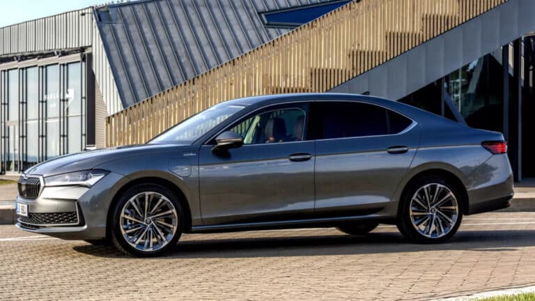 Skoda yangi Superb PHEV modelini namoyish qildi