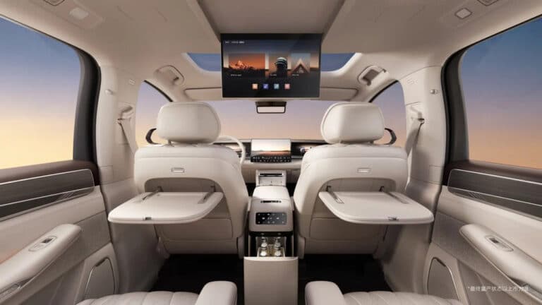 BYD Great Tang elektromobili saloni namoyish etildi