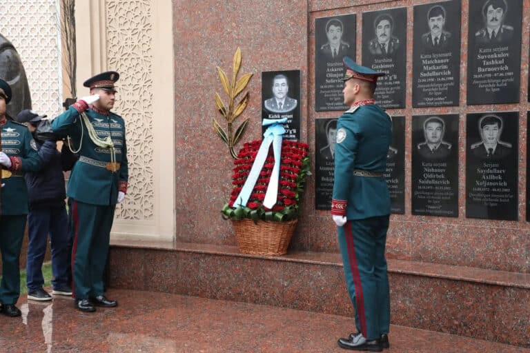 В ГУВД Ташкента открыли мемориал в память о погибшем инспекторе Хосилбеке Эшназарове