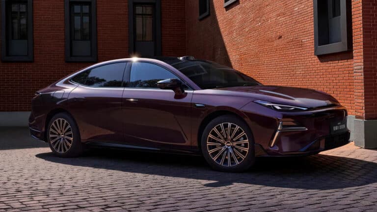 Yangi Geely Starshine 8 avtomobili sotuvga chiqdi — narx