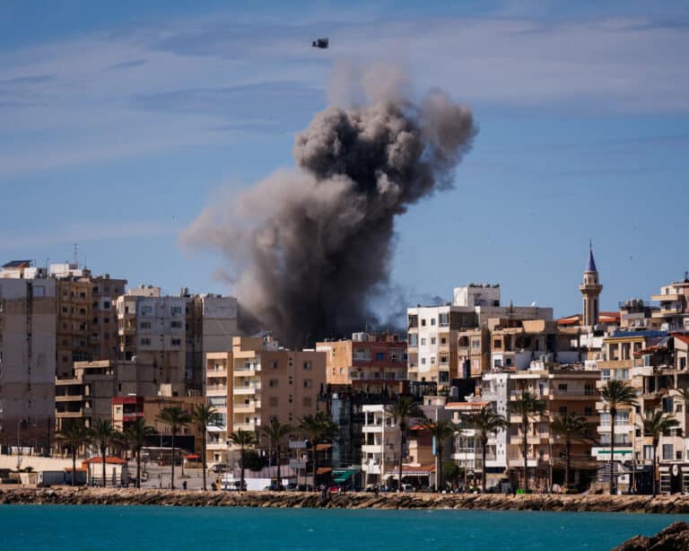 Аэропорт Кувейта снова под атакой: горит бак с топливом