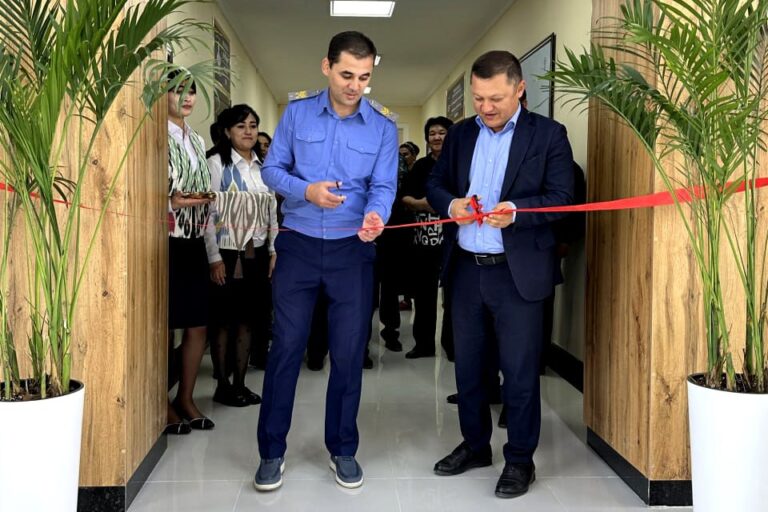 В залах ожидания бухарского ж/д вокзала стало просторнее и прохладнее