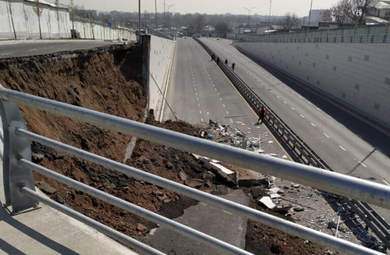 ЧП на перекрестке Буюк ипак йули и Тимура Малика — обрушилась часть подпорной стены