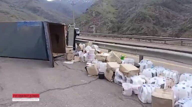На перевале Камчик перевернулся грузовик