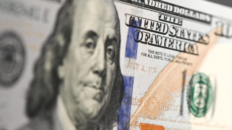 Доллар 17 апреля в Узбекистане просел до 12 165 сумов