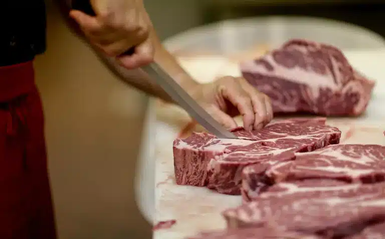 Зараженное мясо: Узбекистан закупает российское мясо и кыргызский скот на фоне вспышек болезней