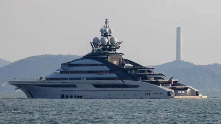 Sanctioned Russian Oligarch’s £370 Mln Superyacht Navigates Blockaded Strait of Hormuz