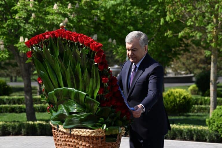 Шавкат Мирзиёев почтил память Амира Темура — фото