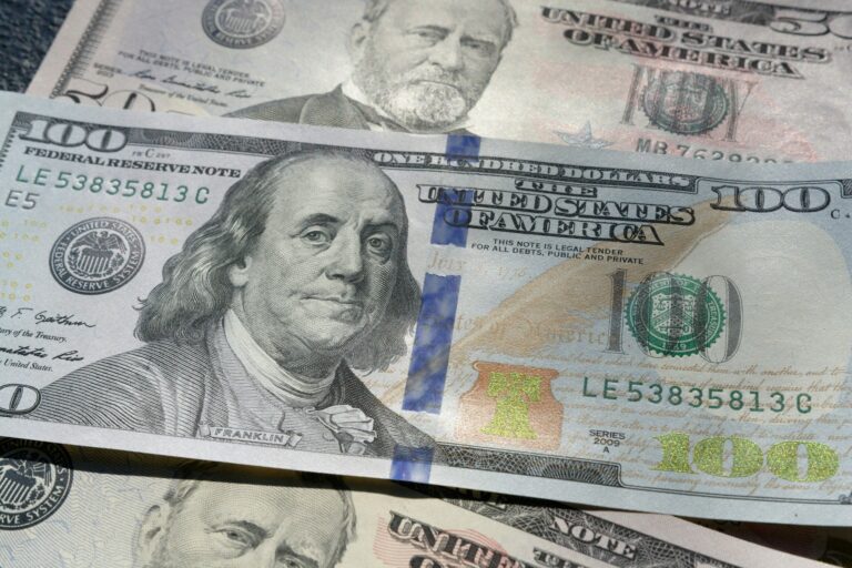 Курс доллара на 9 апреля вырос до 12 228 сумов