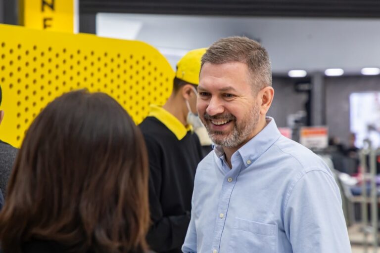 Интерпол ищет главу Humans: его обвиняют в проведении азартных играх и отмывании денег