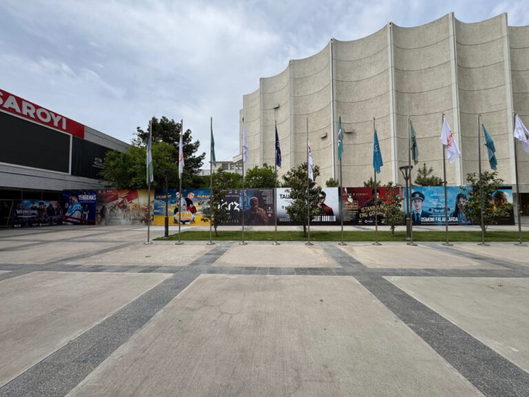 Бывший кинотеатр «Панорамный» в Ташкенте очистили от рекламы