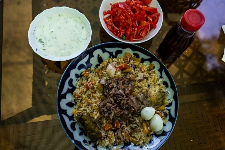 «Ачик-чучук» вместо майонеза: врач рассказала туристам, с чем полезнее есть узбекский плов