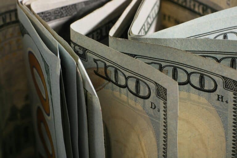 Курс доллара на 13 апреля упал до 12 158,59 сума