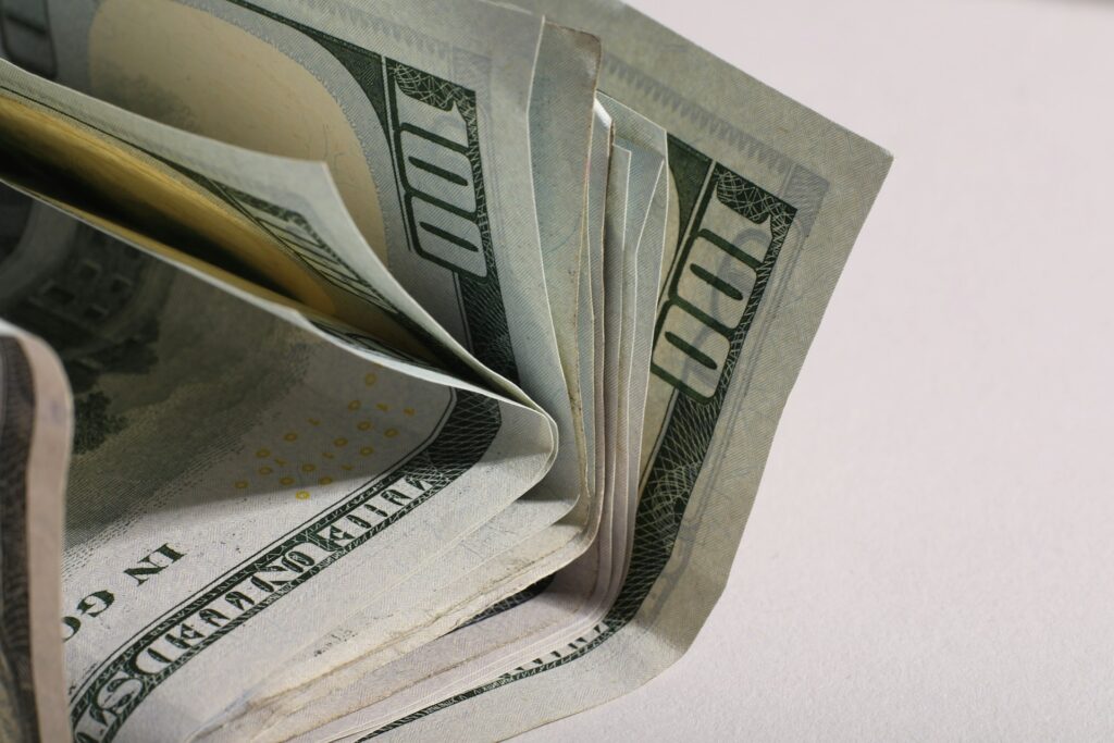 Сум теряет позиции: какой курс доллара, евро и рубля сегодня