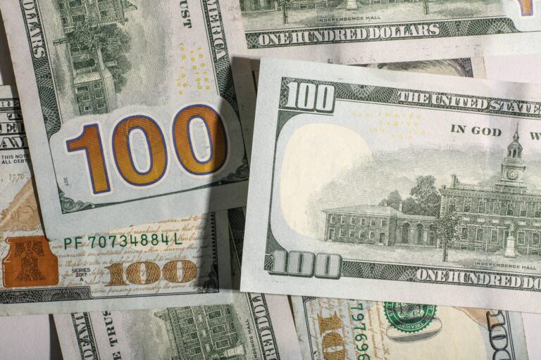 Доллар укрепился: сколько стоит валюта на 16 апреля