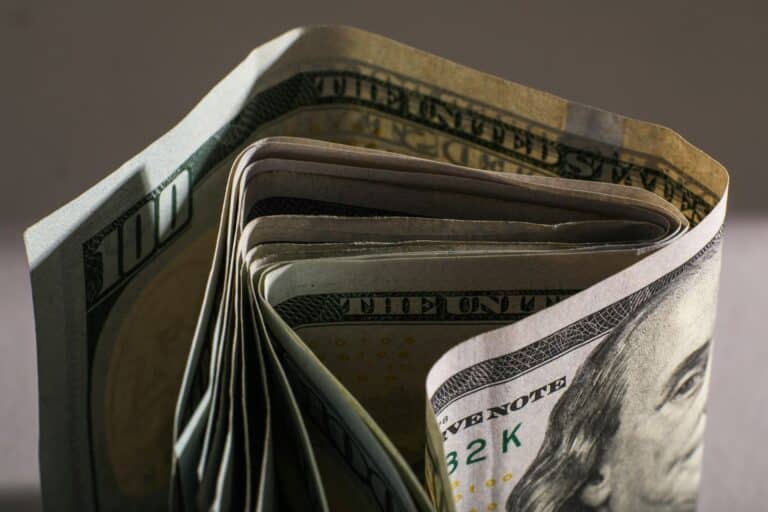 Сум просел по отношению к доллару: курс валют на 6 апреля