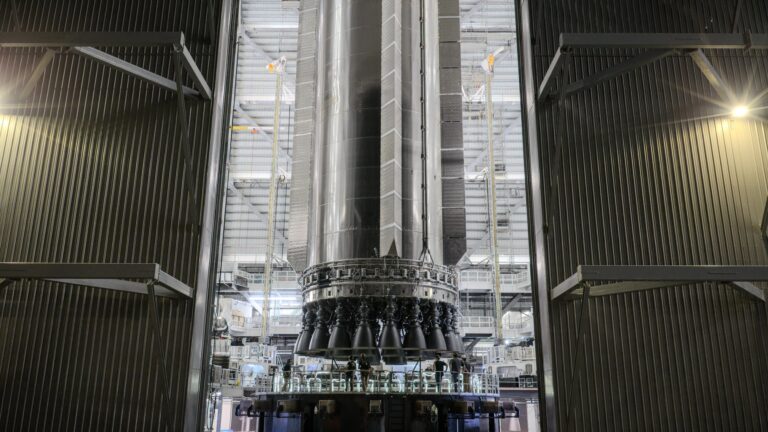 SpaceX Starship va Super Heavy raketalarini uchirishdan oldingi sinovlarga olib chiqdi