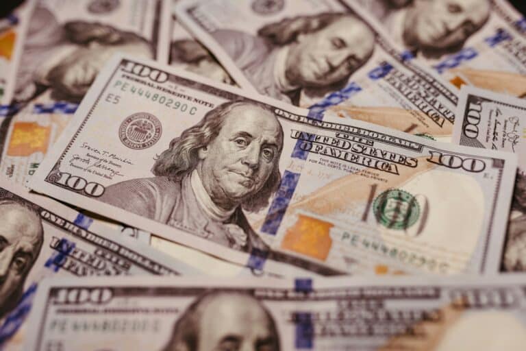 Доллар упал на 54,41 сума — курс на 30 апреля