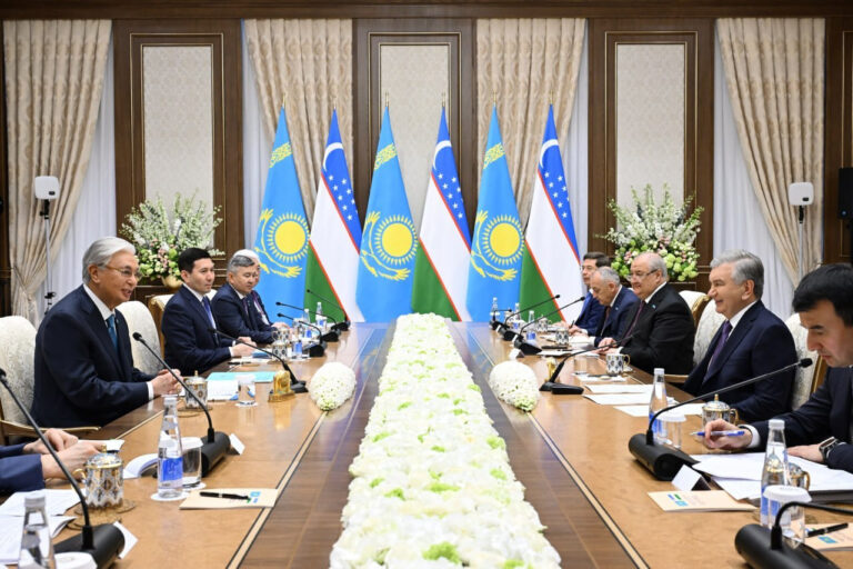 Мирзиёев и Токаев обсудили рост торговли до $10 млрд и посетили AI-хакатон в Бухаре