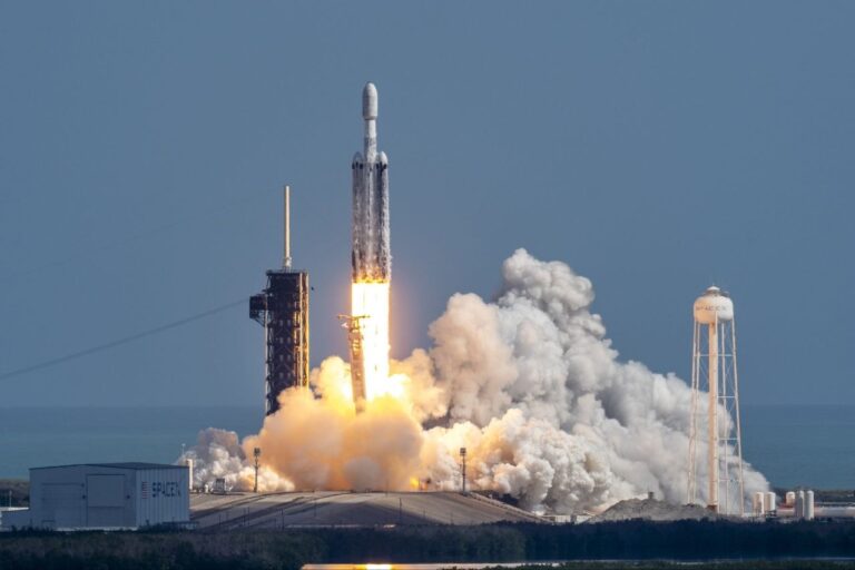 SpaceX запустила Falcon Heavy со спутником ViaSat-3: первый старт за 18 месяцев — фото и видео