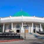 Prezident Temuriylar tarixi davlat muzeyining yangilangan binosi bilan tanishdi / Foto: Prezident.uz