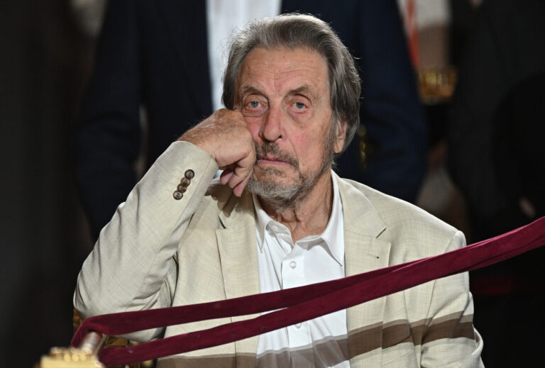 Отец Илона Маска посетил пасхальную службу в Москве