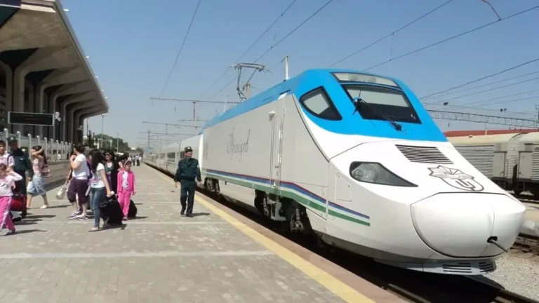 Поезд опоздает — деньги возвращают: Узбекистан вводит компенсации  пассажирам до 100%