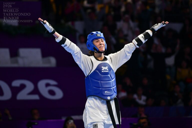 Уктамжонова и Самандаров выиграли золото чемпионата мира по таэквондо