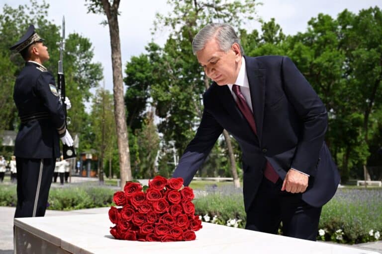 Shavkat Mirziyoyev «Matonat madhiyasi» yodgorligi poyiga gul qo‘ydi — foto